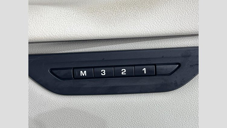 2019 認定中古車 Jaguar XE ユーロンホワイト D180 AWD AUTOMATIC 4 door Saloon SE