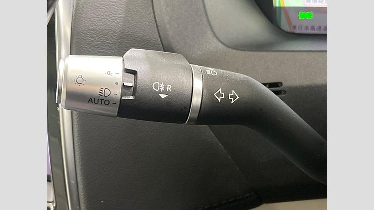 2019 認定中古車 Jaguar XE ユーロンホワイト D180 AWD AUTOMATIC 4 door Saloon SE