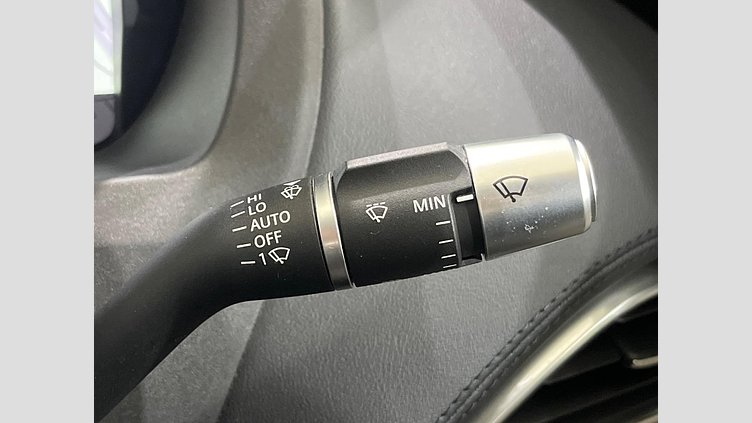 2019 認定中古車 Jaguar XE ユーロンホワイト D180 AWD AUTOMATIC 4 door Saloon SE