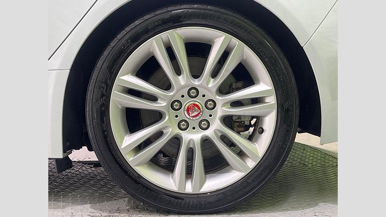 2019 認定中古車 Jaguar XE ユーロンホワイト D180 AWD AUTOMATIC 4 door Saloon SE