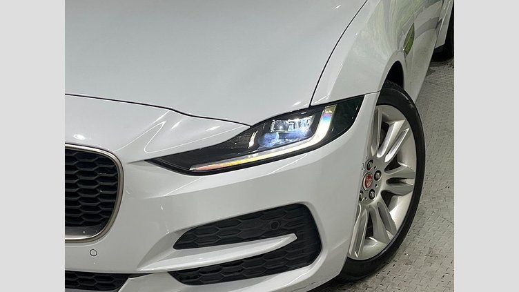 2019 認定中古車 Jaguar XE ユーロンホワイト D180 AWD AUTOMATIC 4 door Saloon SE