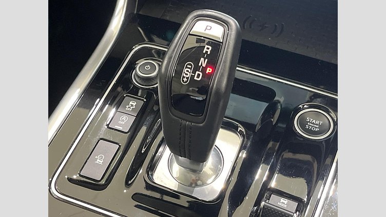 2019 認定中古車 Jaguar XE ユーロンホワイト D180 AWD AUTOMATIC 4 door Saloon SE