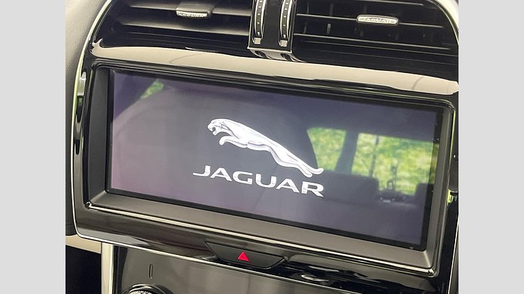 2019 認定中古車 Jaguar XE ユーロンホワイト D180 AWD AUTOMATIC 4 door Saloon SE