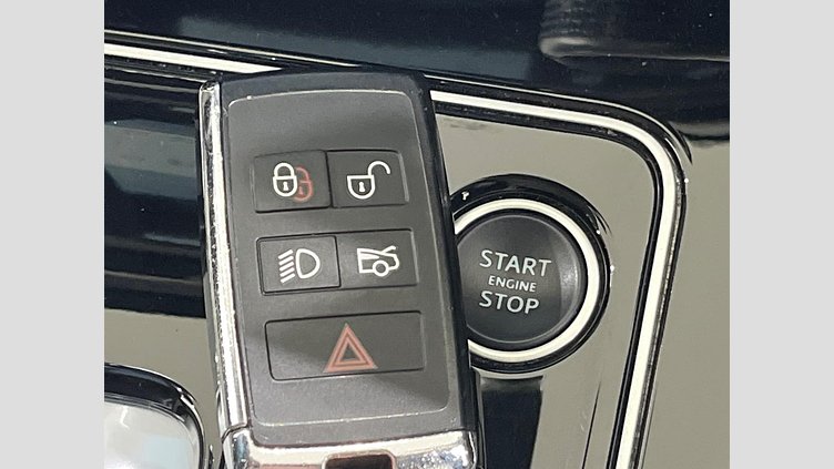 2019 認定中古車 Jaguar XE ユーロンホワイト D180 AWD AUTOMATIC 4 door Saloon SE