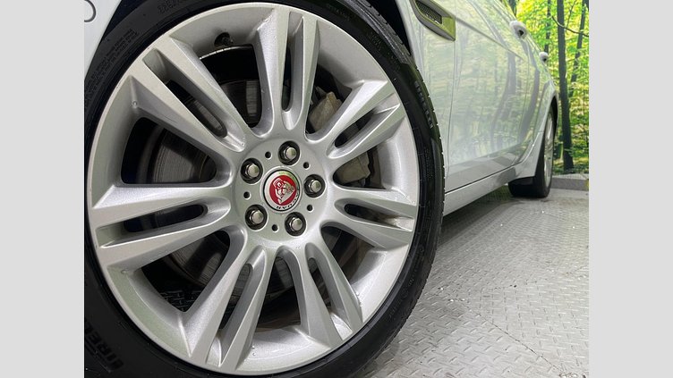 2019 認定中古車 Jaguar XE ユーロンホワイト D180 AWD AUTOMATIC 4 door Saloon SE