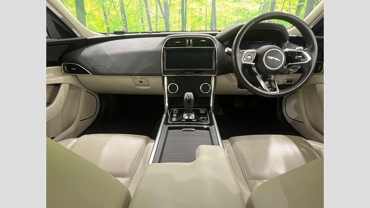2019 認定中古車 Jaguar XE ユーロンホワイト D180 AWD AUTOMATIC 4 door Saloon SE