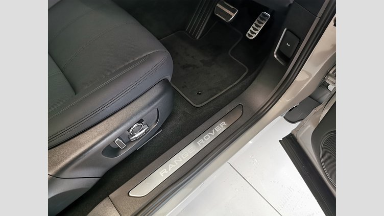 2024 認定中古車 Land Rover Range Rover Evoque ソウルパールシルバー P300eプラグインハイブリッド（ガソリン） スタンダードホイールベース DYNAMIC HSE