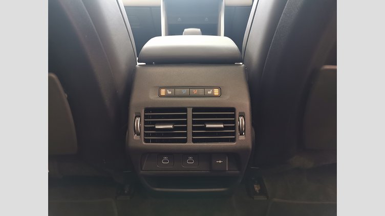 2024 認定中古車 Land Rover Discovery Sport フィレンツェレッド プラグインハイブリッド（ガソリン） 標準ホイール Dynamic HSE