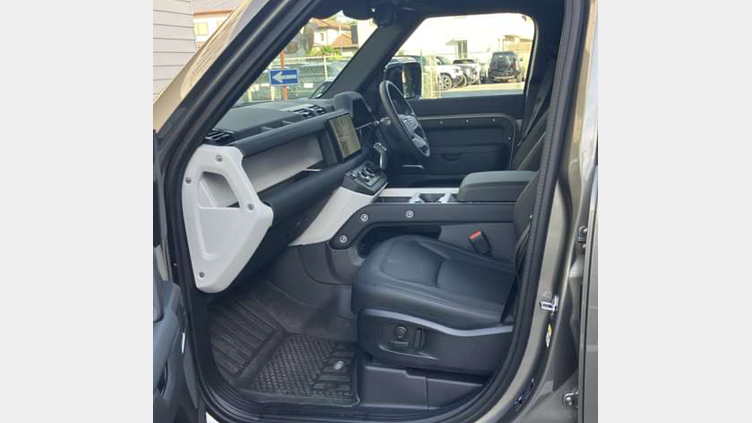 2025 認定中古車 Land Rover Defender 110 シリコンシルバー P300 ガソリン X-Dynamic SE