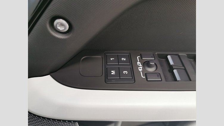 2024 認定中古車 Land Rover Defender 110 サントリーニブラック P300 AWD（AT） SE