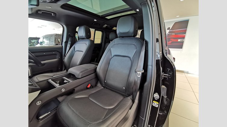 2024 認定中古車 Land Rover Defender 110 サントリーニブラック P300 AWD（AT） SE