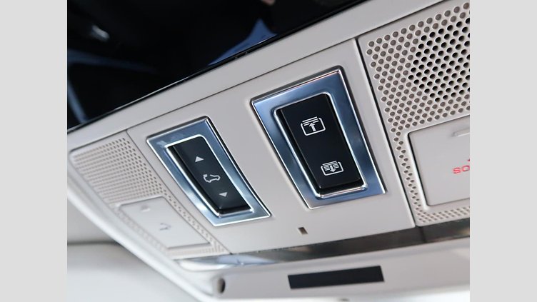 2023 認定中古車 Land Rover Defender 110 フジホワイト D300 AWD（AT） S