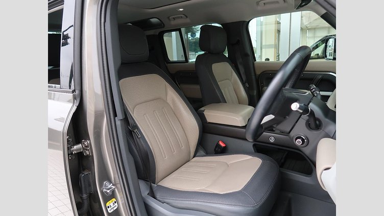 2021 認定中古車 Land Rover Defender 110 シリコンシルバー D300 AWD（AT） X-DYNAMIC SE