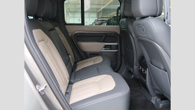 2021 認定中古車 Land Rover Defender 110 シリコンシルバー D300 AWD（AT） X-DYNAMIC SE