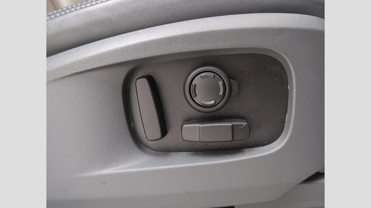 2021 認定中古車 Land Rover Defender 110 シリコンシルバー D300 AWD（AT） X-DYNAMIC SE