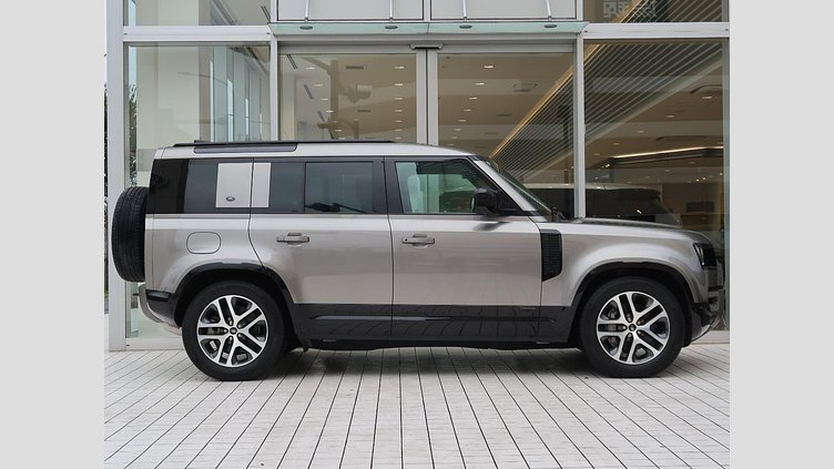 2021 認定中古車 Land Rover Defender 110 シリコンシルバー D300 AWD（AT） X-DYNAMIC SE