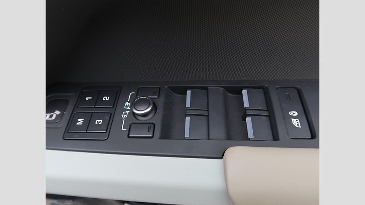 2021 認定中古車 Land Rover Defender 110 シリコンシルバー D300 AWD（AT） X-DYNAMIC SE