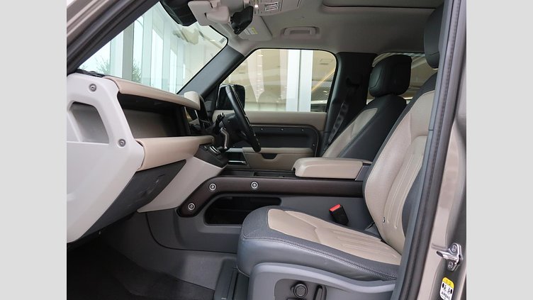 2021 認定中古車 Land Rover Defender 110 シリコンシルバー D300 AWD（AT） X-DYNAMIC SE