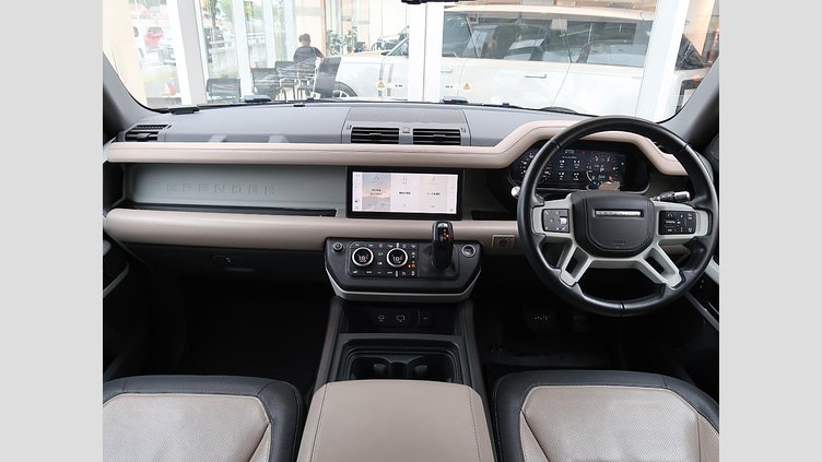 2021 認定中古車 Land Rover Defender 110 シリコンシルバー D300 AWD（AT） X-DYNAMIC SE