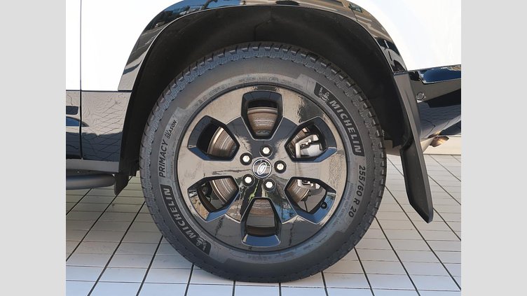 2024 認定中古車 Land Rover Defender 110 Fuji White 3.0 litre i6D​ ９０Ｘ Ｄ３００ エアサスペンション装着車
