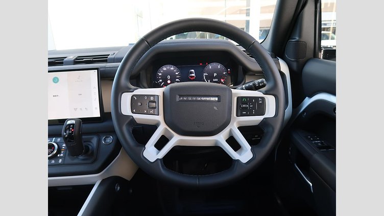 2024 認定中古車 Land Rover Defender 110 Fuji White 3.0 litre i6D​ ９０Ｘ Ｄ３００ エアサスペンション装着車
