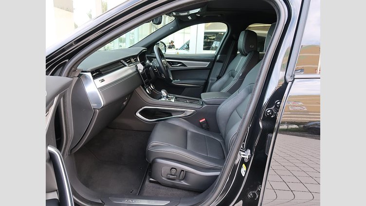 2023 認定中古車 Jaguar F-Pace サントリーニブラック P250 AWD（オートマチック） R-DYNAMIC SE