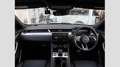 F-Pace 31
