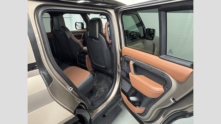 2025 認定中古車 Land Rover Defender 110 ペトラカッパー P635 ガソリンV8マイルドハイブリッド OCTA