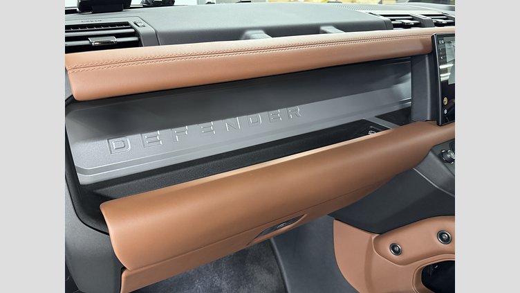 2025 認定中古車 Land Rover Defender 110 ペトラカッパー P635 ガソリンV8マイルドハイブリッド OCTA