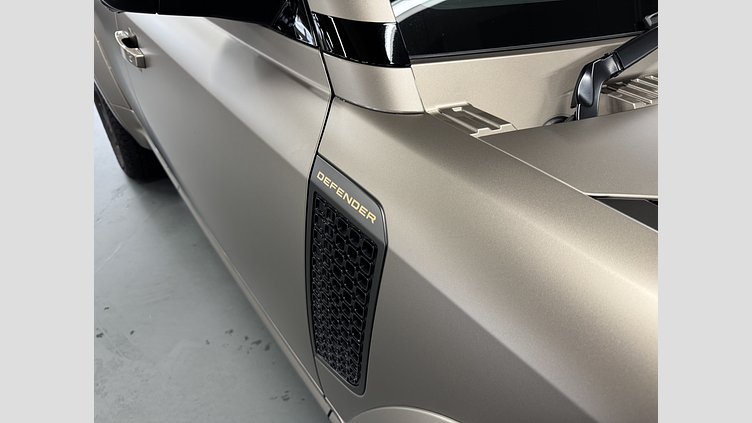 2025 認定中古車 Land Rover Defender 110 ペトラカッパー P635 ガソリンV8マイルドハイブリッド OCTA