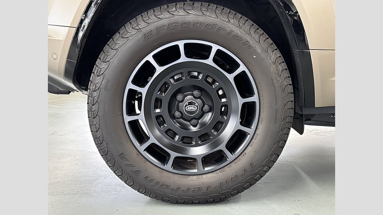 2025 認定中古車 Land Rover Defender 110 ペトラカッパー P635 ガソリンV8マイルドハイブリッド OCTA