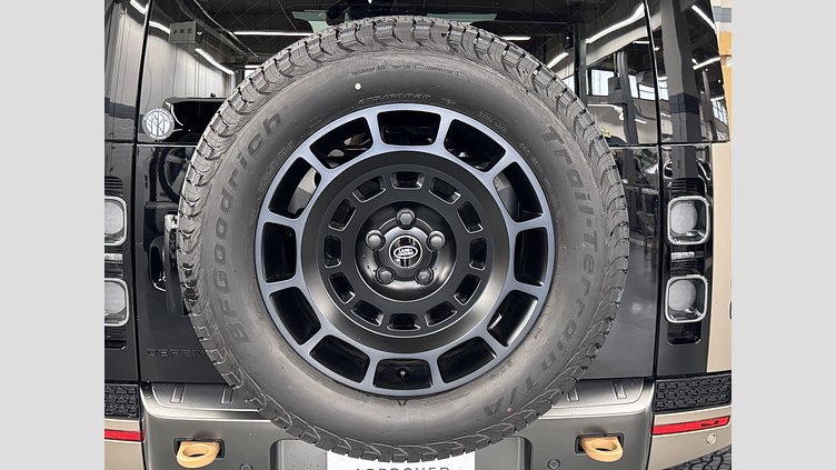 2025 認定中古車 Land Rover Defender 110 ペトラカッパー P635 ガソリンV8マイルドハイブリッド OCTA