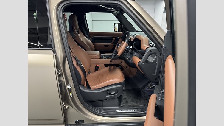 2025 認定中古車 Land Rover Defender 110 ペトラカッパー P635 ガソリンV8マイルドハイブリッド OCTA