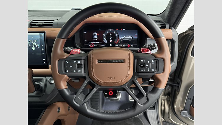 2025 認定中古車 Land Rover Defender 110 ペトラカッパー P635 ガソリンV8マイルドハイブリッド OCTA