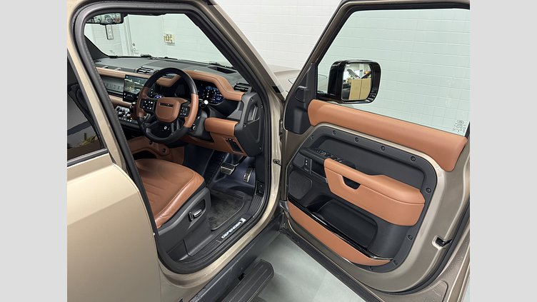 2025 認定中古車 Land Rover Defender 110 ペトラカッパー P635 ガソリンV8マイルドハイブリッド OCTA