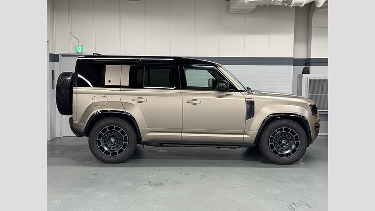 2025 認定中古車 Land Rover Defender 110 ペトラカッパー P635 ガソリンV8マイルドハイブリッド OCTA