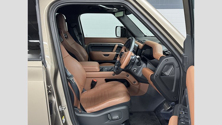 2025 認定中古車 Land Rover Defender 110 ペトラカッパー P635 ガソリンV8マイルドハイブリッド OCTA
