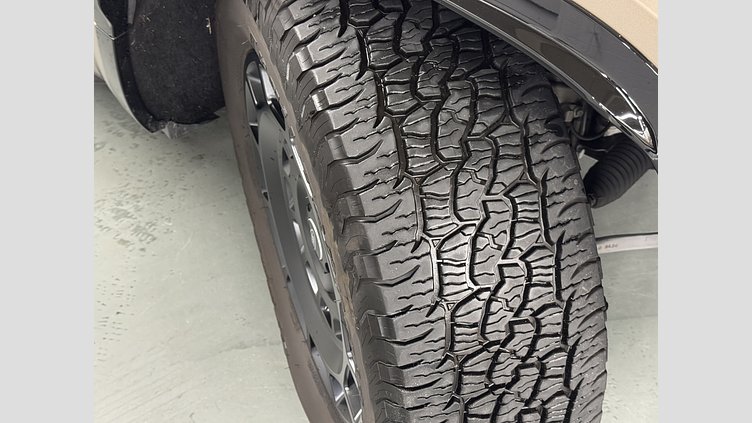 2025 認定中古車 Land Rover Defender 110 ペトラカッパー P635 ガソリンV8マイルドハイブリッド OCTA