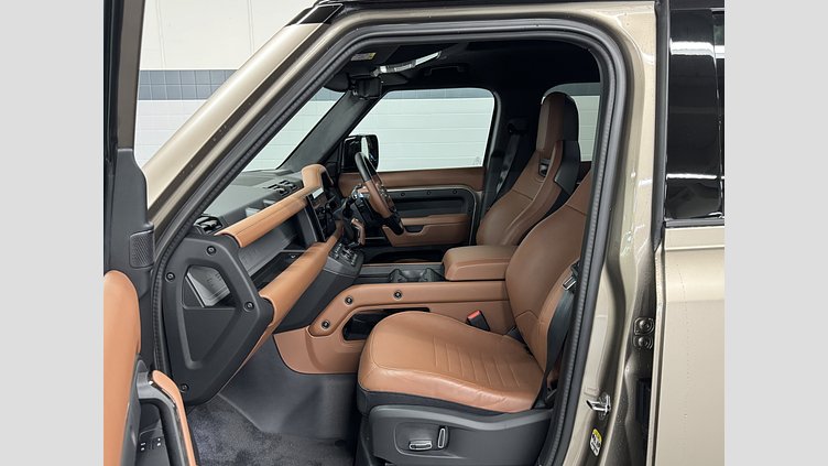 2025 認定中古車 Land Rover Defender 110 ペトラカッパー P635 ガソリンV8マイルドハイブリッド OCTA