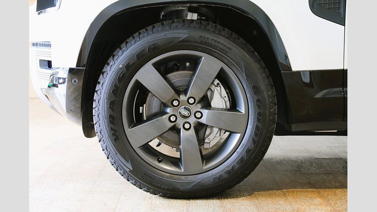 2025 認定中古車 Land Rover Defender 90 フジホワイト D350 ディーゼルマイルドハイブリッド X-Dynamic HSE