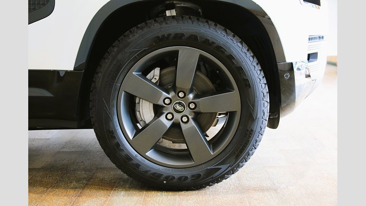 2025 認定中古車 Land Rover Defender 90 フジホワイト D350 ディーゼルマイルドハイブリッド X-Dynamic HSE