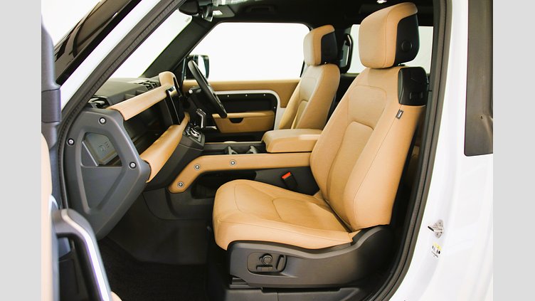 2025 認定中古車 Land Rover Defender 90 フジホワイト D350 ディーゼルマイルドハイブリッド X-Dynamic HSE