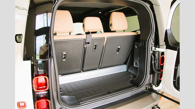 2025 認定中古車 Land Rover Defender 90 フジホワイト D350 ディーゼルマイルドハイブリッド X-Dynamic HSE