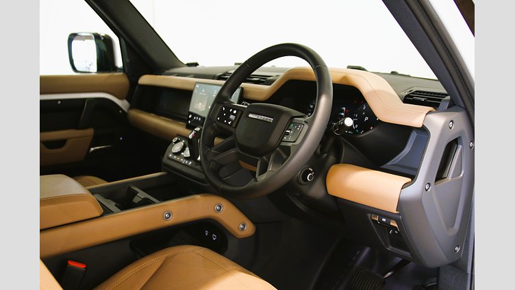 2025 認定中古車 Land Rover Defender 90 フジホワイト D350 ディーゼルマイルドハイブリッド X-Dynamic HSE