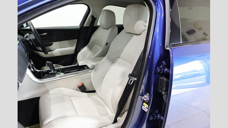 2022 認定中古車 Jaguar XE Bluefire Blue 2.0 litre i4P Petrol R ダイナミックP300