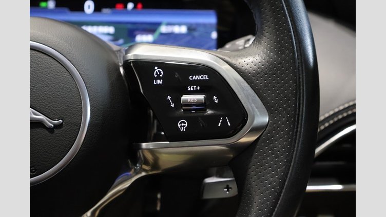 2022 認定中古車 Jaguar XE Bluefire Blue 2.0 litre i4P Petrol R ダイナミックP300