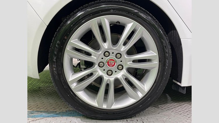 2016 認定中古車 Jaguar XE Fuji White 2WD プレステージ