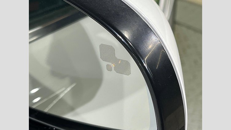 2016 認定中古車 Jaguar XE Fuji White 2WD プレステージ