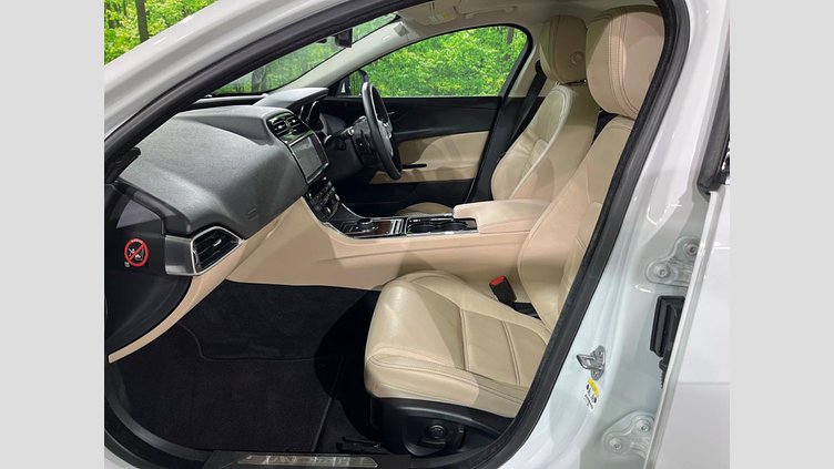 2016 認定中古車 Jaguar XE Fuji White 2WD プレステージ