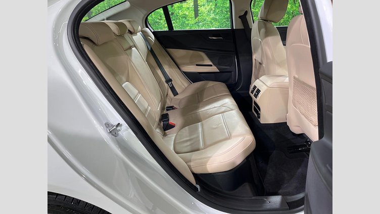 2016 認定中古車 Jaguar XE Fuji White 2WD プレステージ